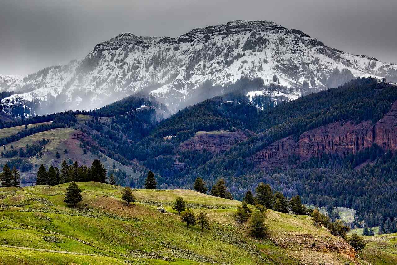 what is the best month to visit yellowstone national park